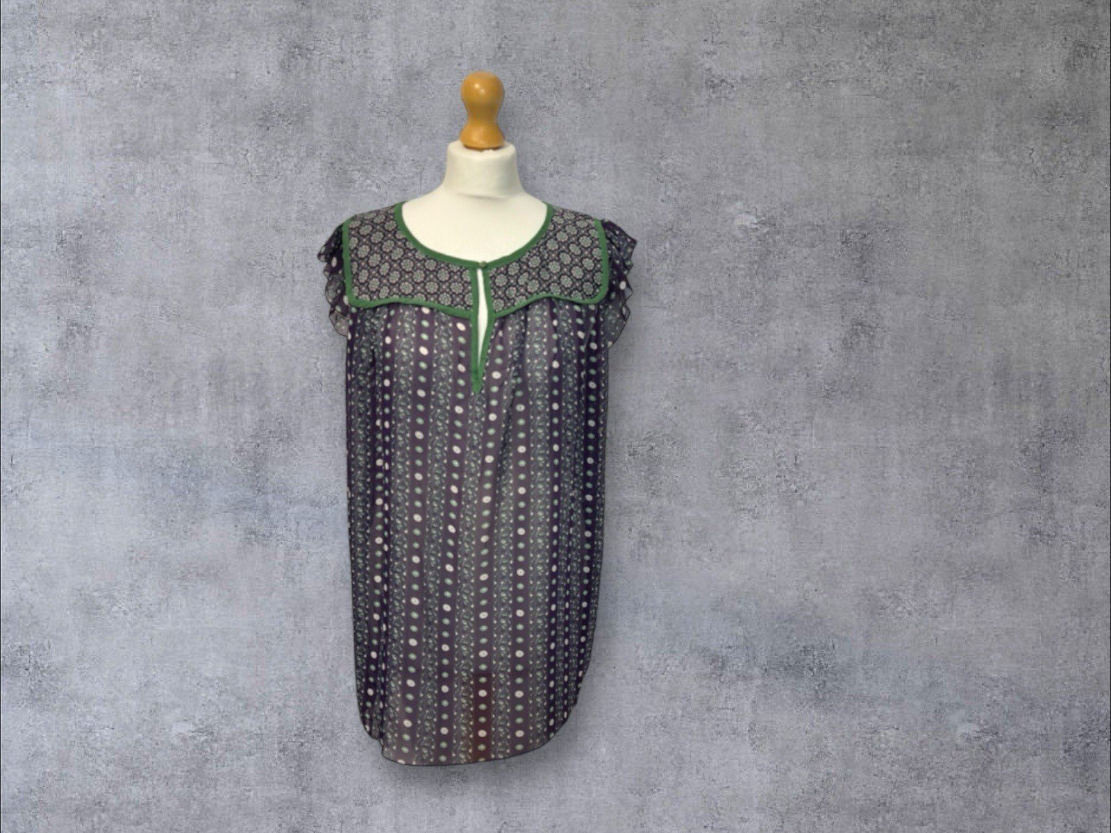 Le Chateau Purple Floral Flowy Blouse Scoop Neck With Yolk Size 12