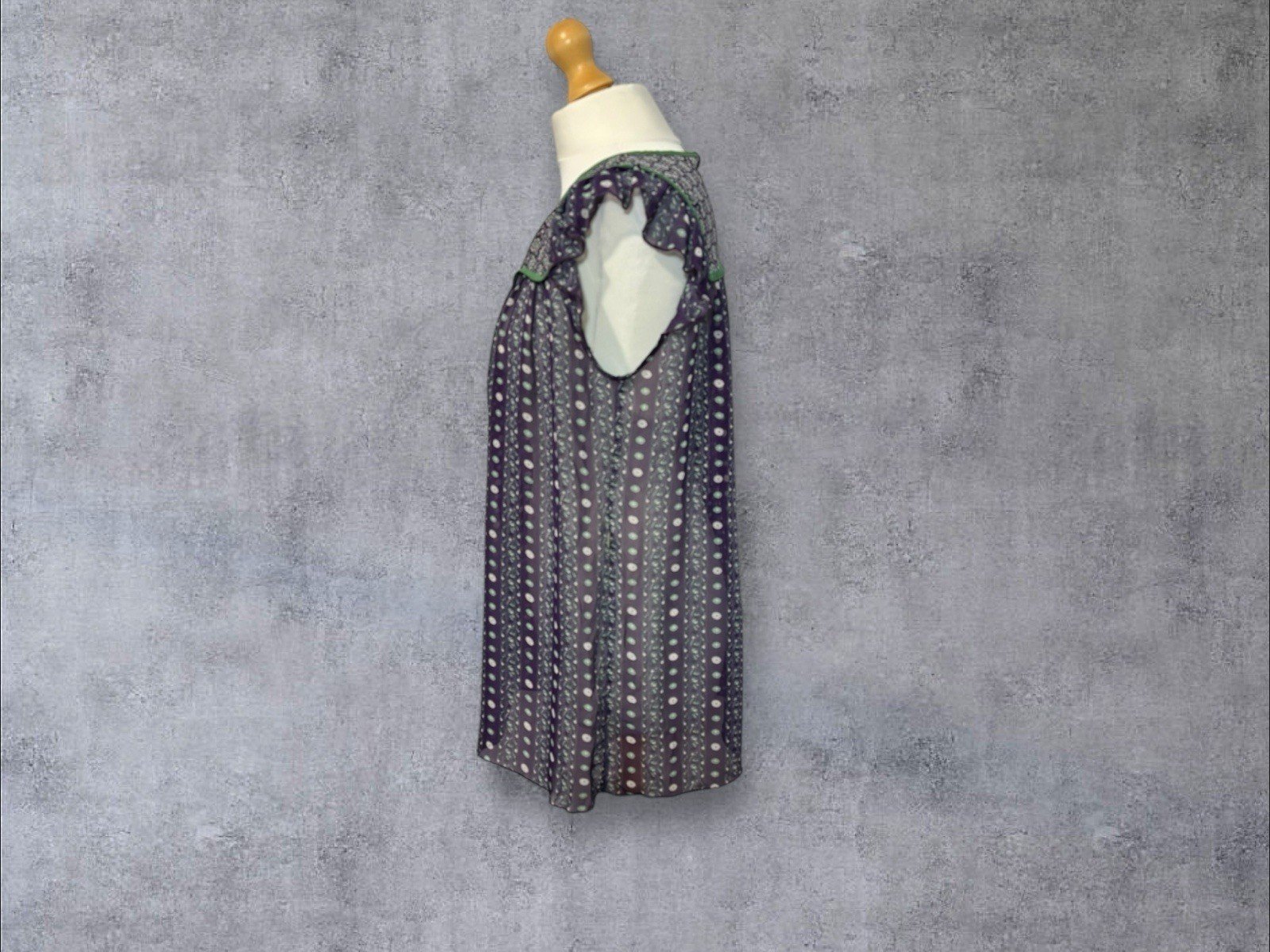 Le Chateau Purple Floral Flowy Blouse Scoop Neck With Yolk Size 12