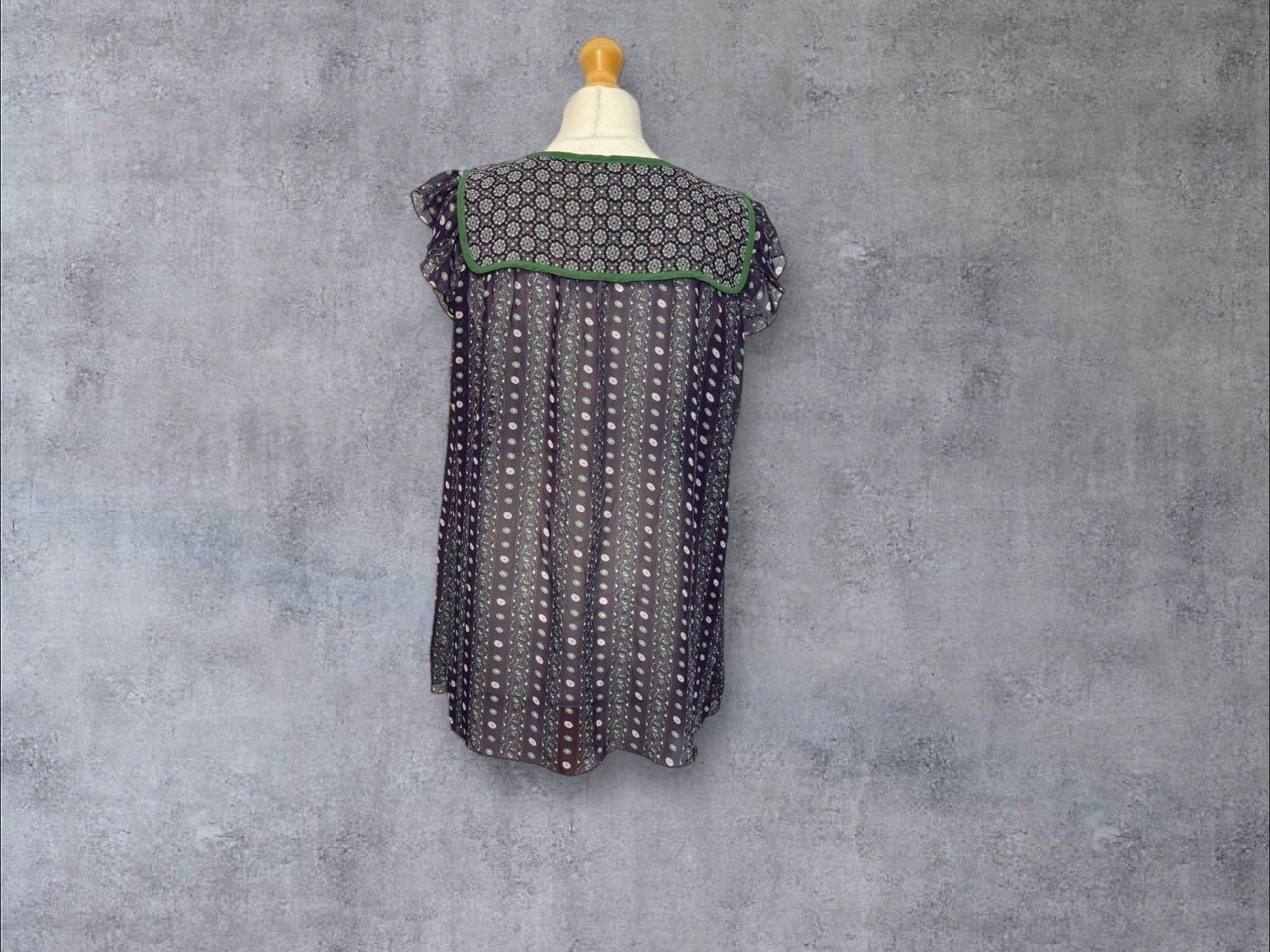 Le Chateau Purple Floral Flowy Blouse Scoop Neck With Yolk Size 12