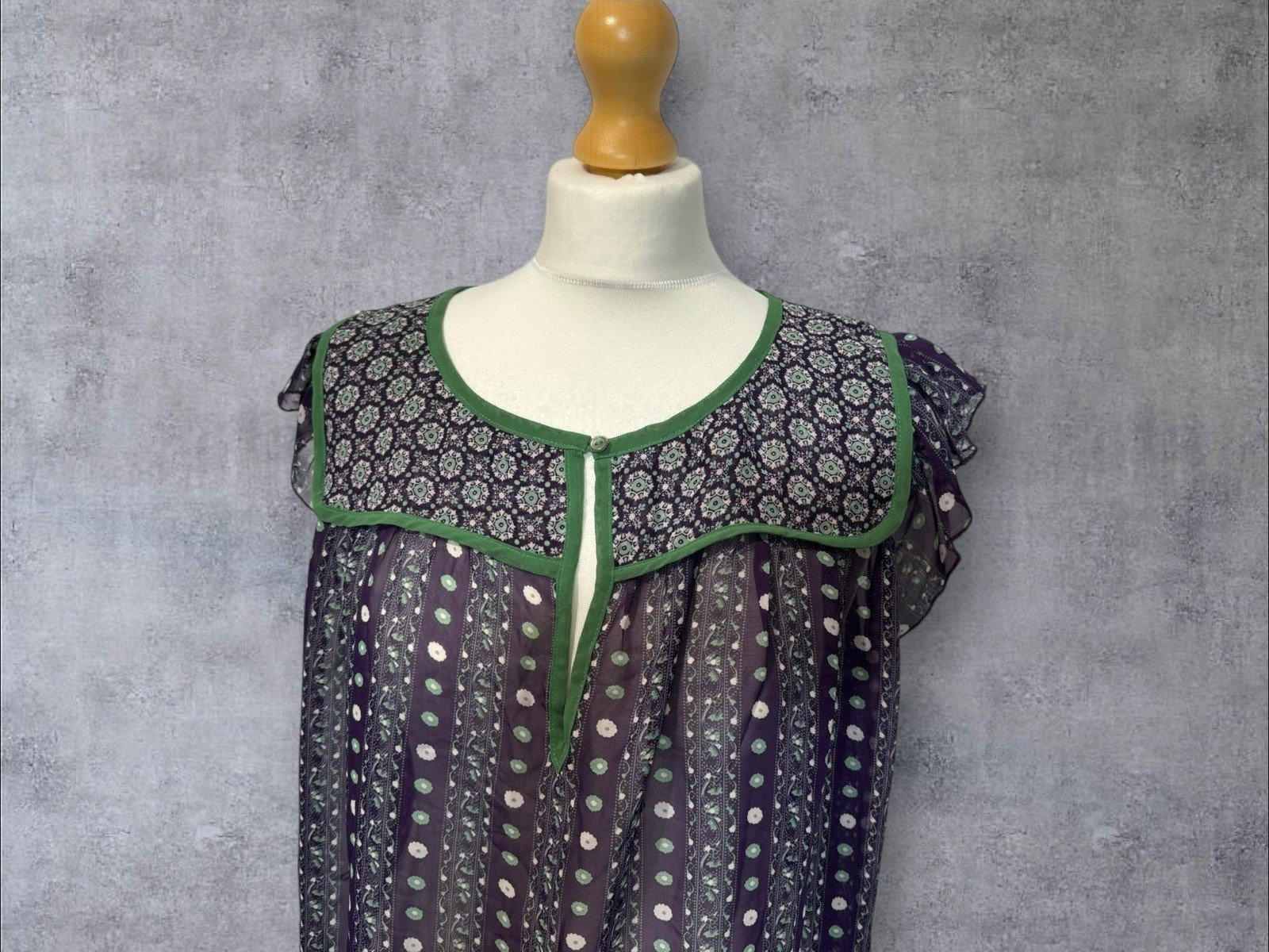 Le Chateau Purple Floral Flowy Blouse Scoop Neck With Yolk Size 12