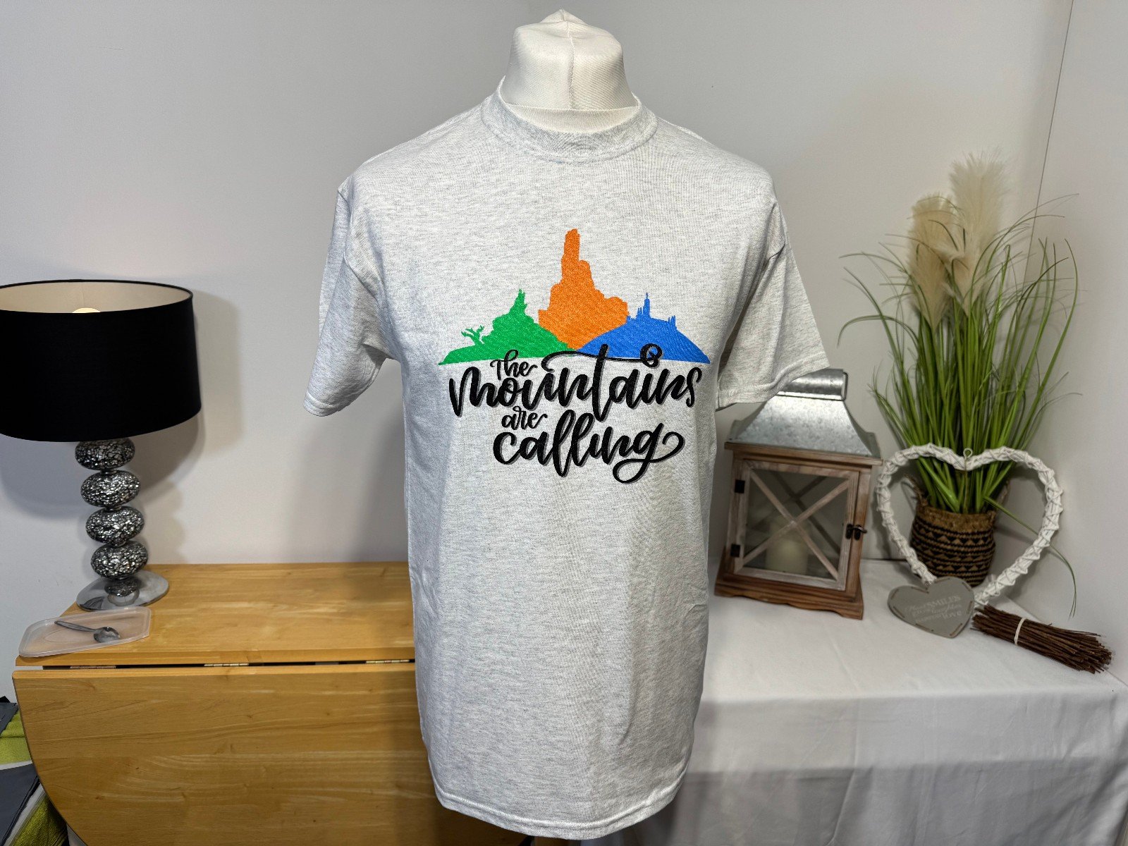 THE MOUNTAINS ARE CALLING GRAPHIC T-SHIRT SIZE M