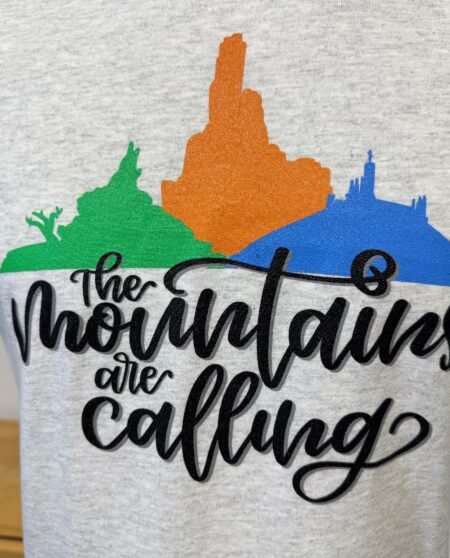 THE MOUNTAINS ARE CALLING GRAPHIC T-SHIRT SIZE M