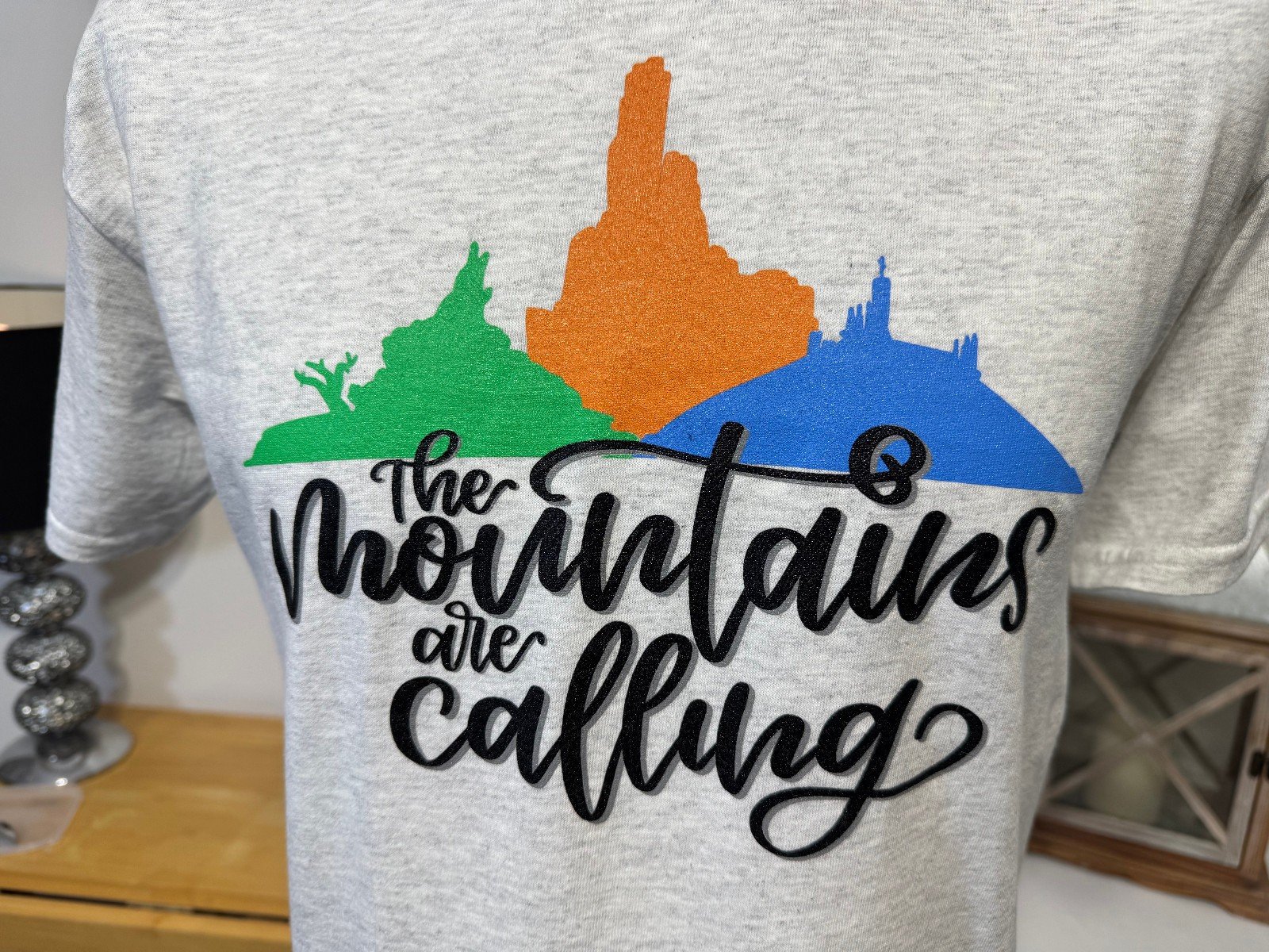 THE MOUNTAINS ARE CALLING GRAPHIC T-SHIRT SIZE M