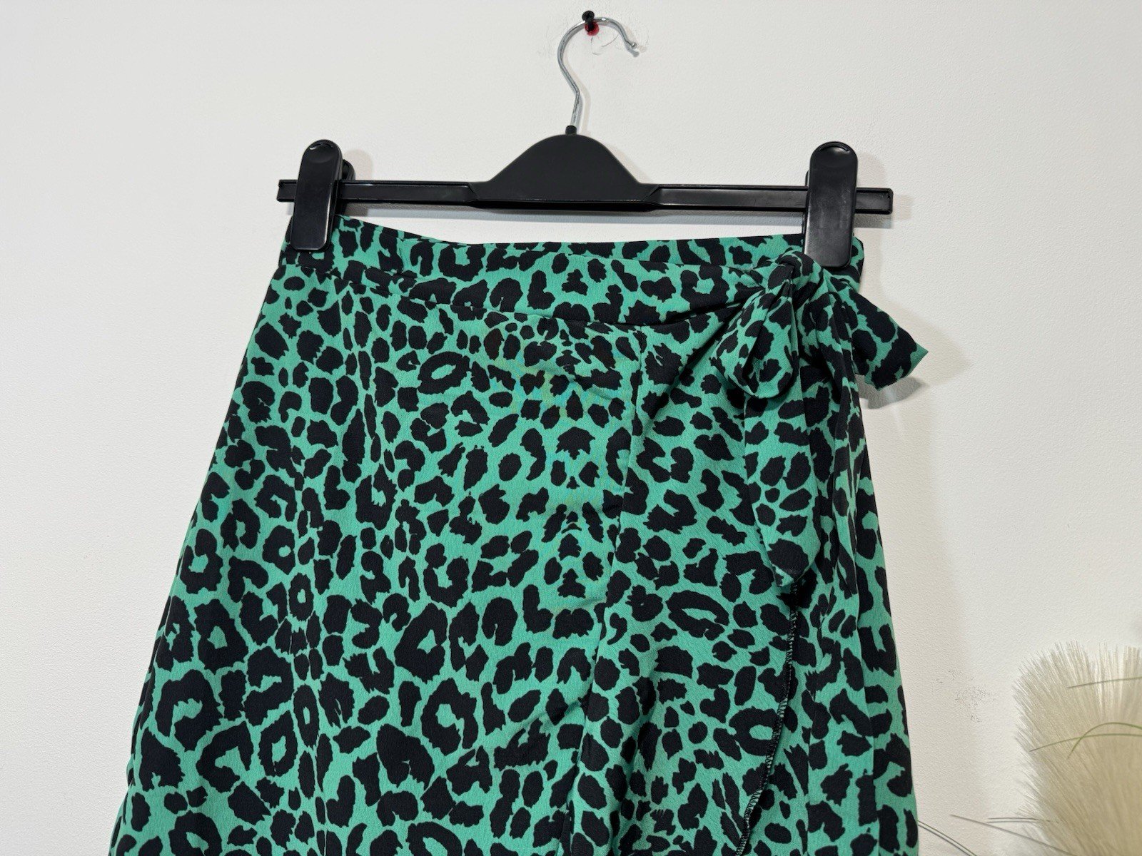 Boohoo Green Leopard Print Wrap Skirt Frill Hem Button Close Size 8