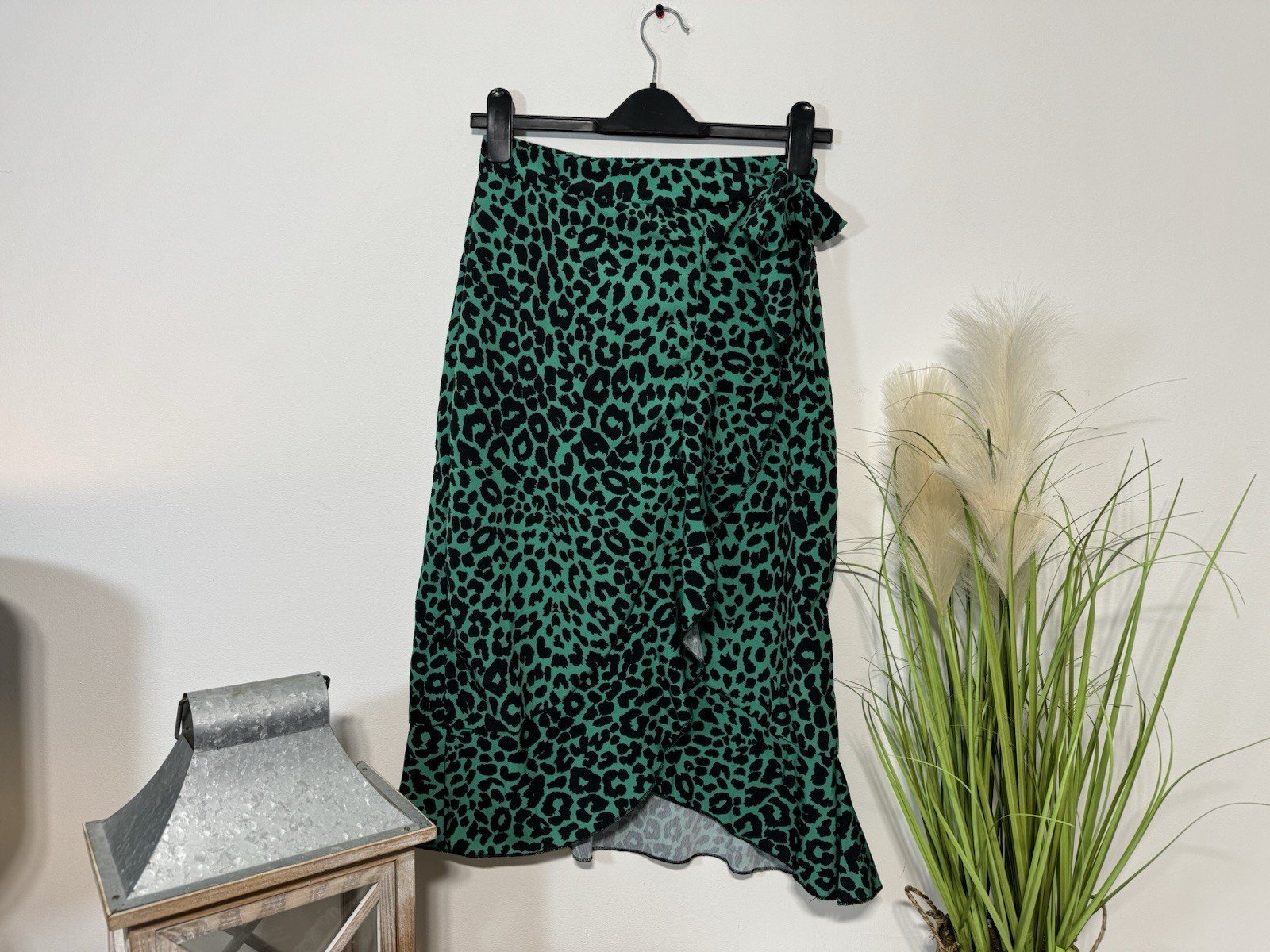 Boohoo Green Leopard Print Wrap Skirt Frill Hem Button Close Size 8