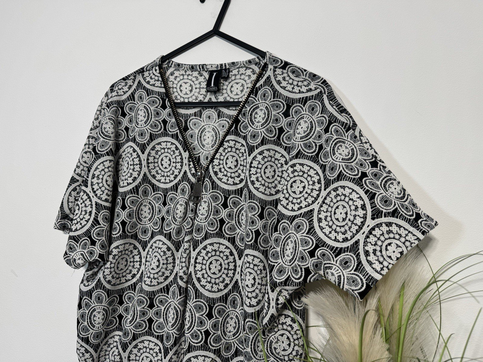 Isabel Floral Lacey Texture Zip V-Neck Raglan Sleeve Top Size 10