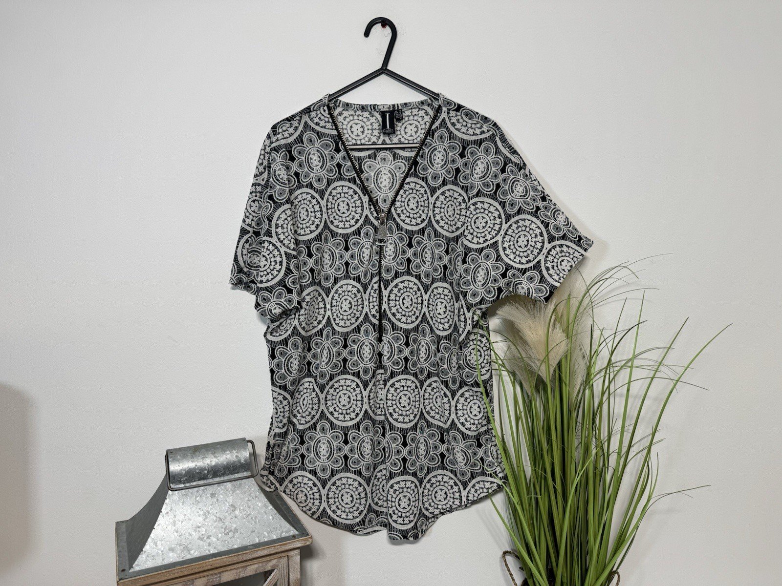 Isabel Floral Lacey Texture Zip V-Neck Raglan Sleeve Top Size 10