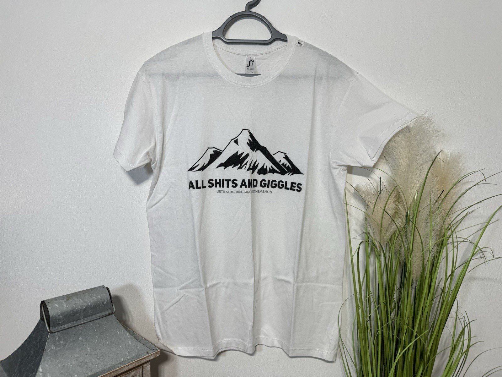 Sol’s White Mountain Graphic T-Shirt Size S