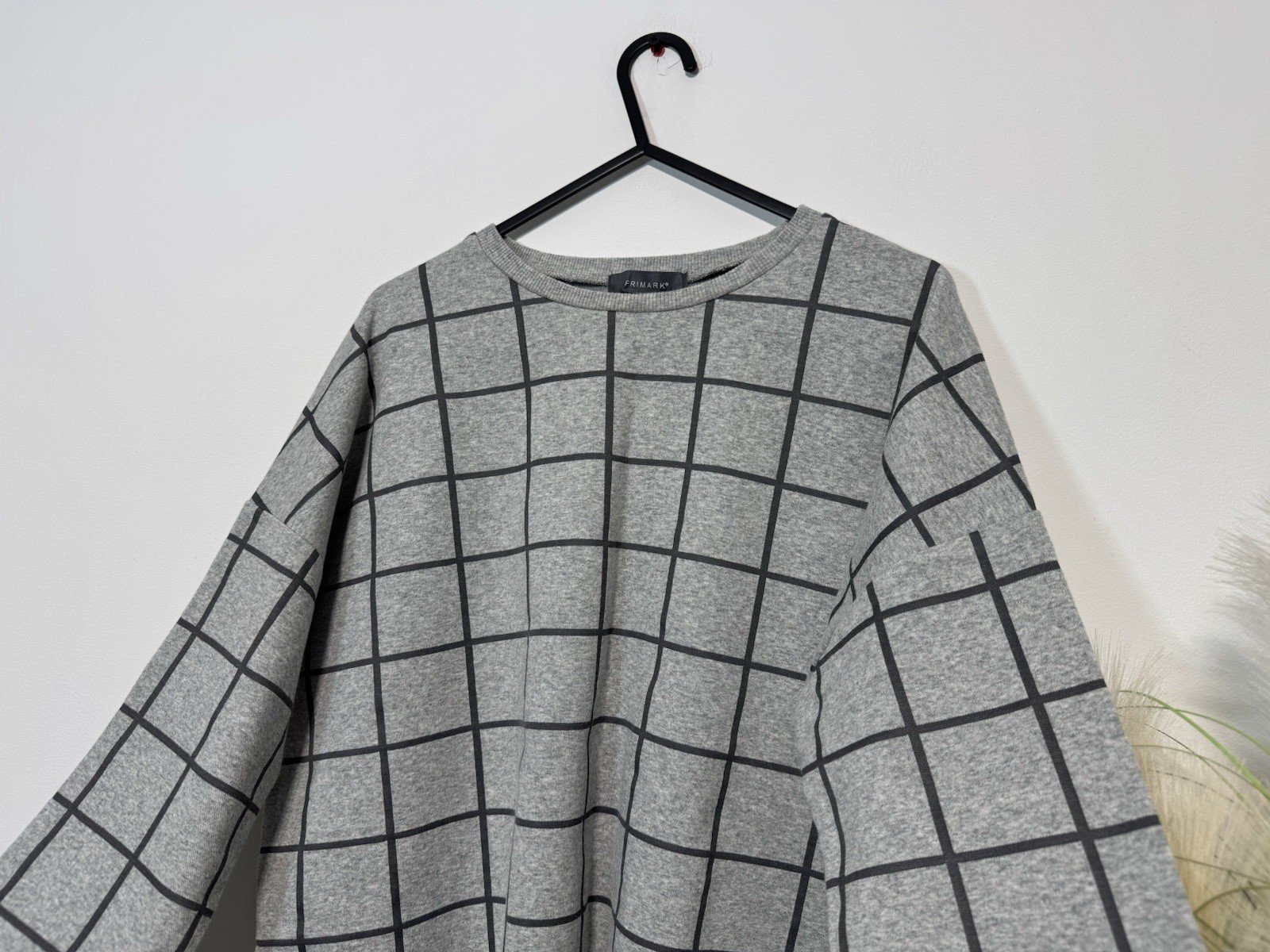 Grey Check Sweatshirt Size M